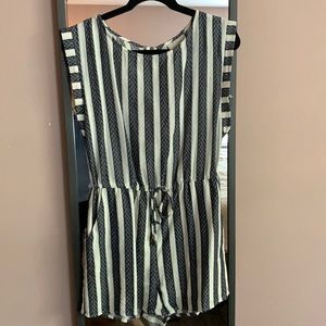 Shorts romper with pockets